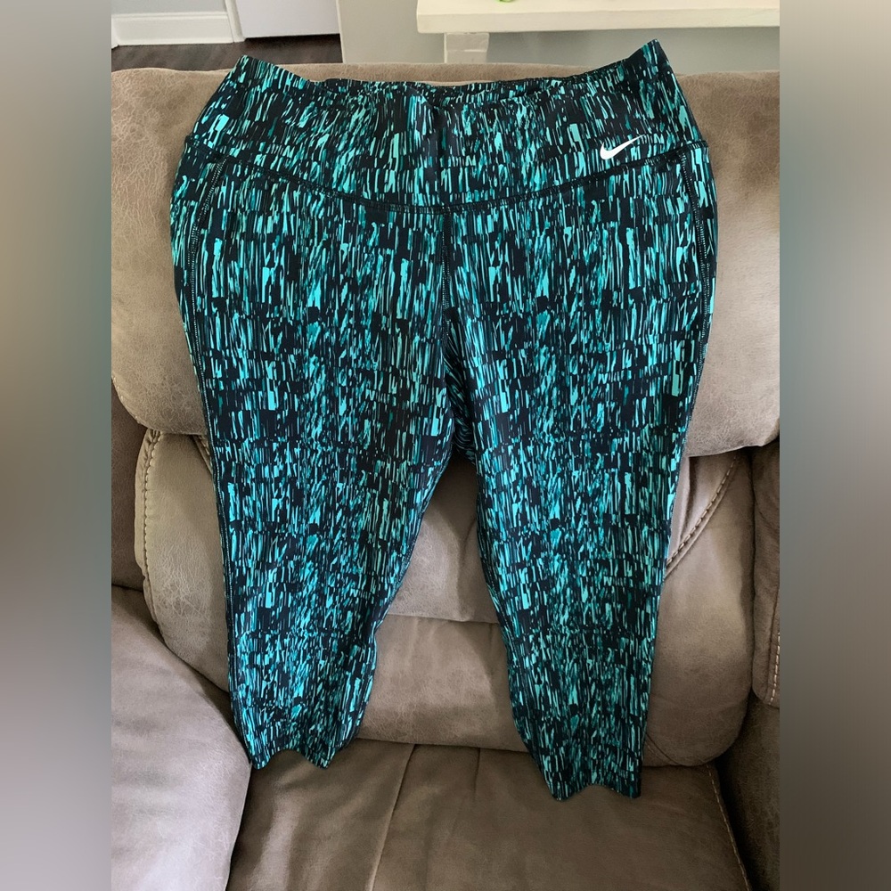 Nike Pro cropped leggings. Women’s medium.